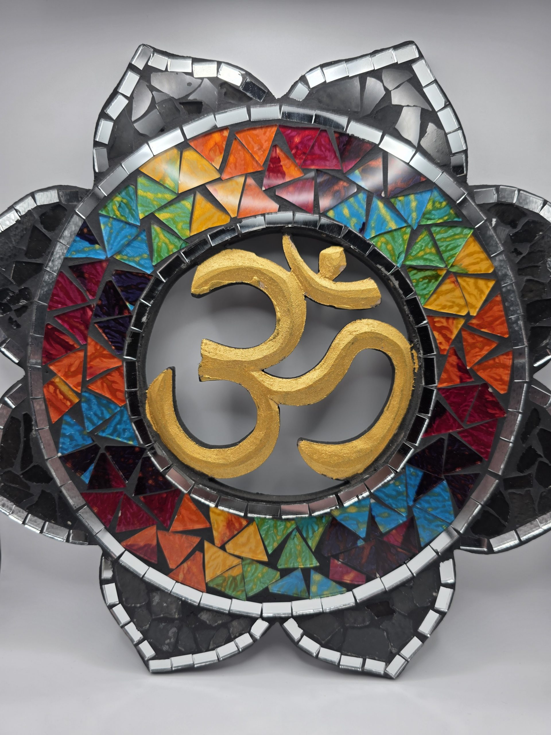 colgador de pared ohm y mandala de cristales 30cm