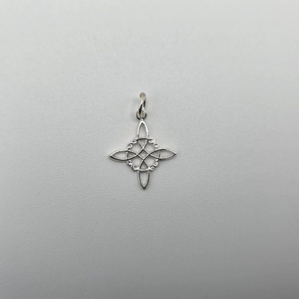 COLGANTE NUDO BRUJA PLATA 13x13MM