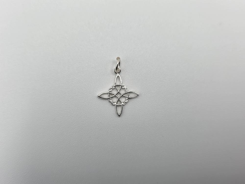 COLGANTE NUDO BRUJA PLATA 13x13MM