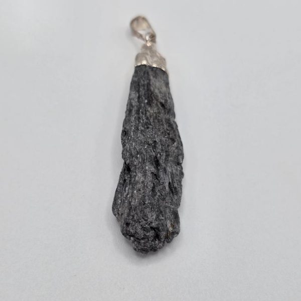 Colgante Cianita Negra o Escoba de Bruja