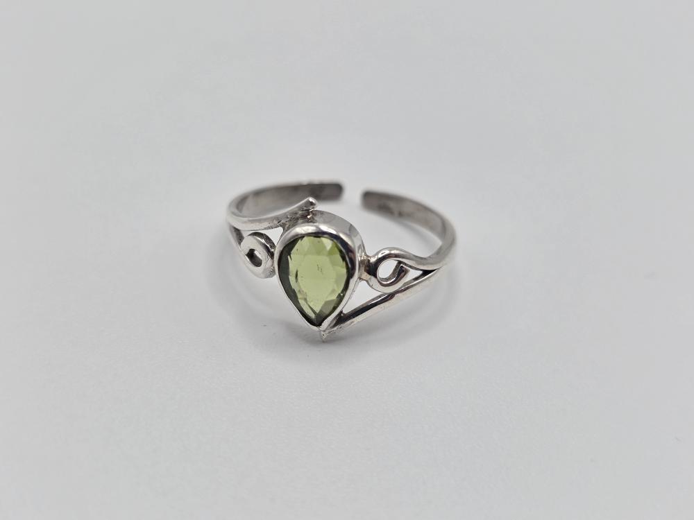 Anillo Gema de Olivino Ajustable Plata de Ley