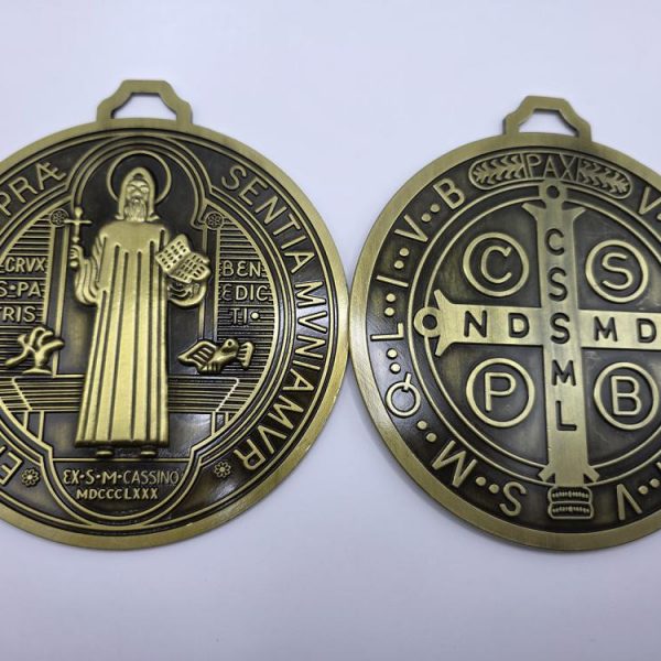 Medallón San Benito Metal Dorado