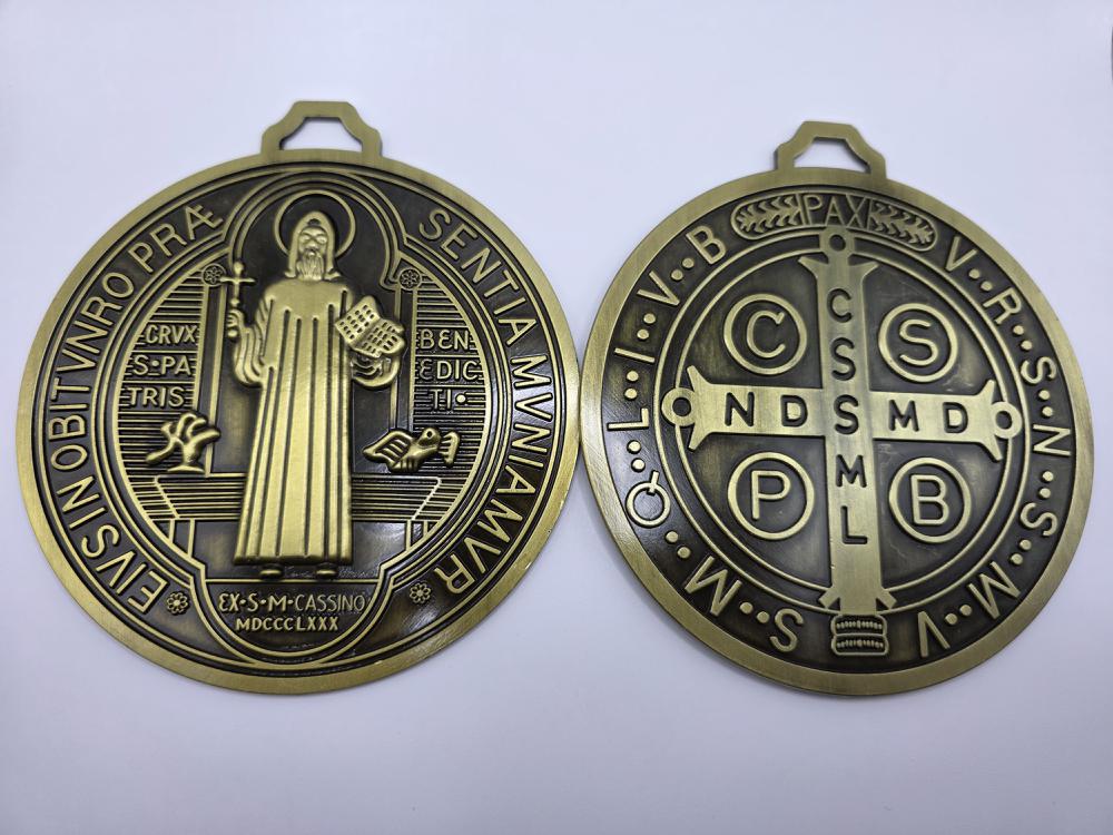 Medallón San Benito Metal Dorado