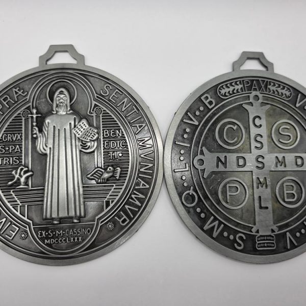 Medallón San Benito Metal Plateado