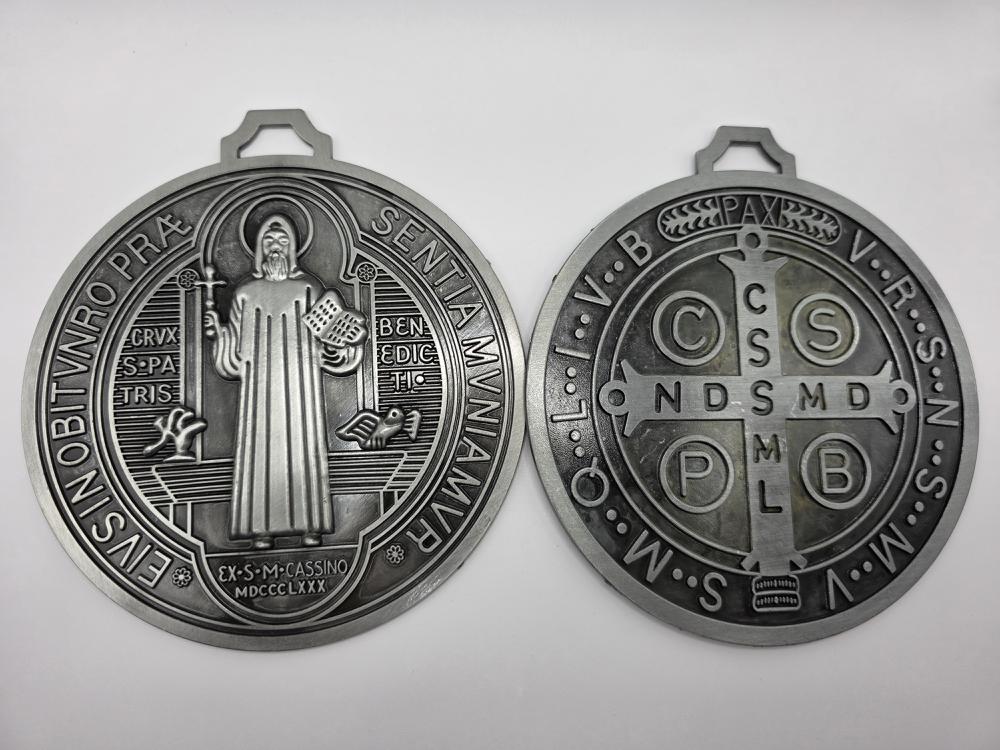 Medallón San Benito Metal Plateado