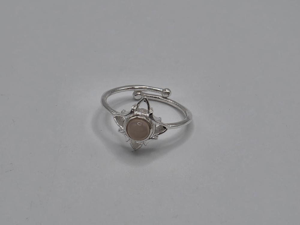 Anillo Nudo de Bruja y Cuarzo Rosa Plata de Ley