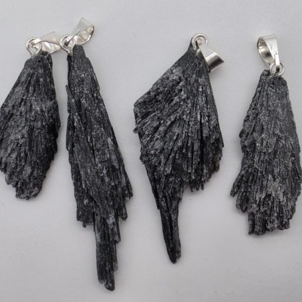 Colgante Cianita Negra o Escoba de Bruja XS