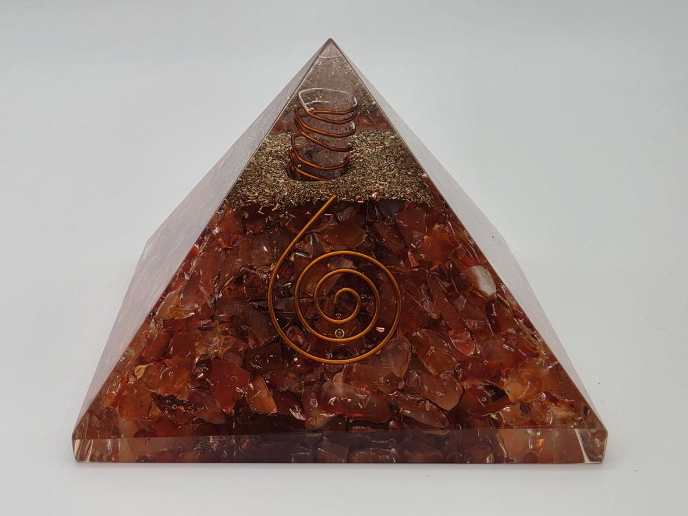 Pirámide Orgonita Carneola con Espiral de Cobre